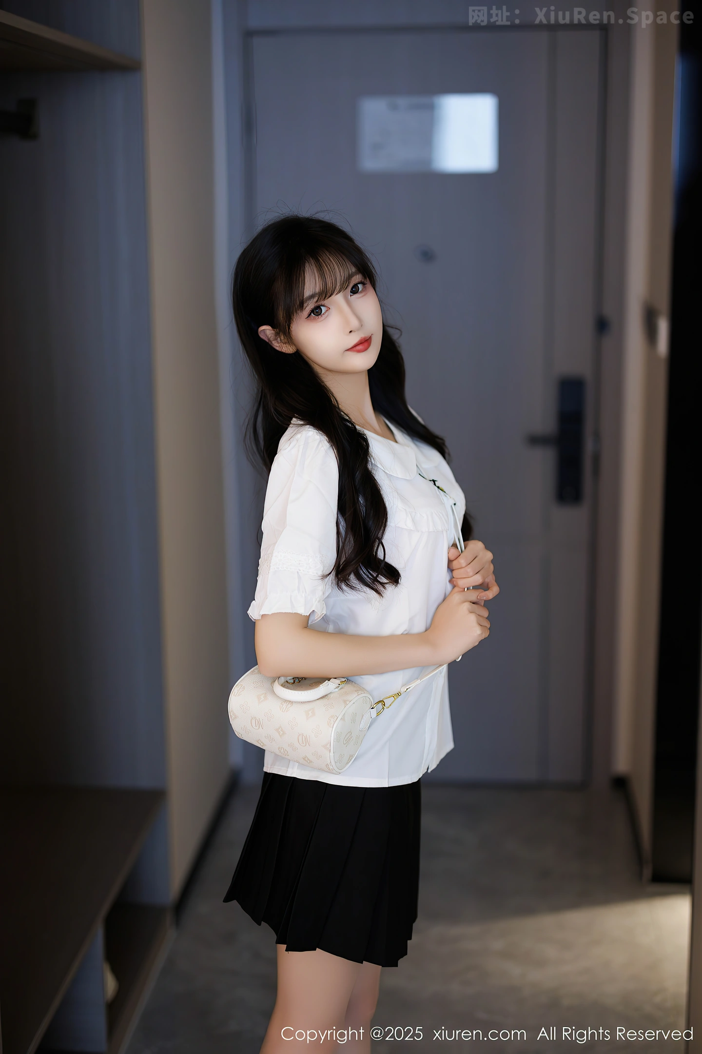 图片[4]-[XiuRen秀人网] VOL.10067 模特樱桃小阑子性感白色上衣配黑短裙秀曼妙身姿迷人诱惑写真83P-秀人网官方网站